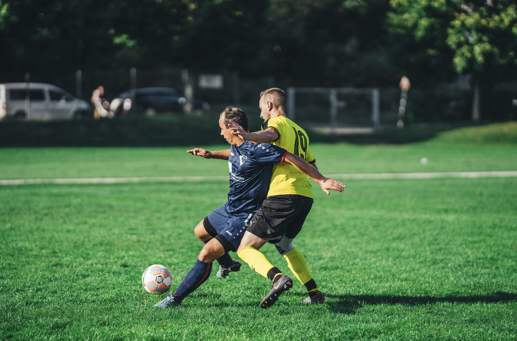 zawodnicy walczą na boisku bark w bark