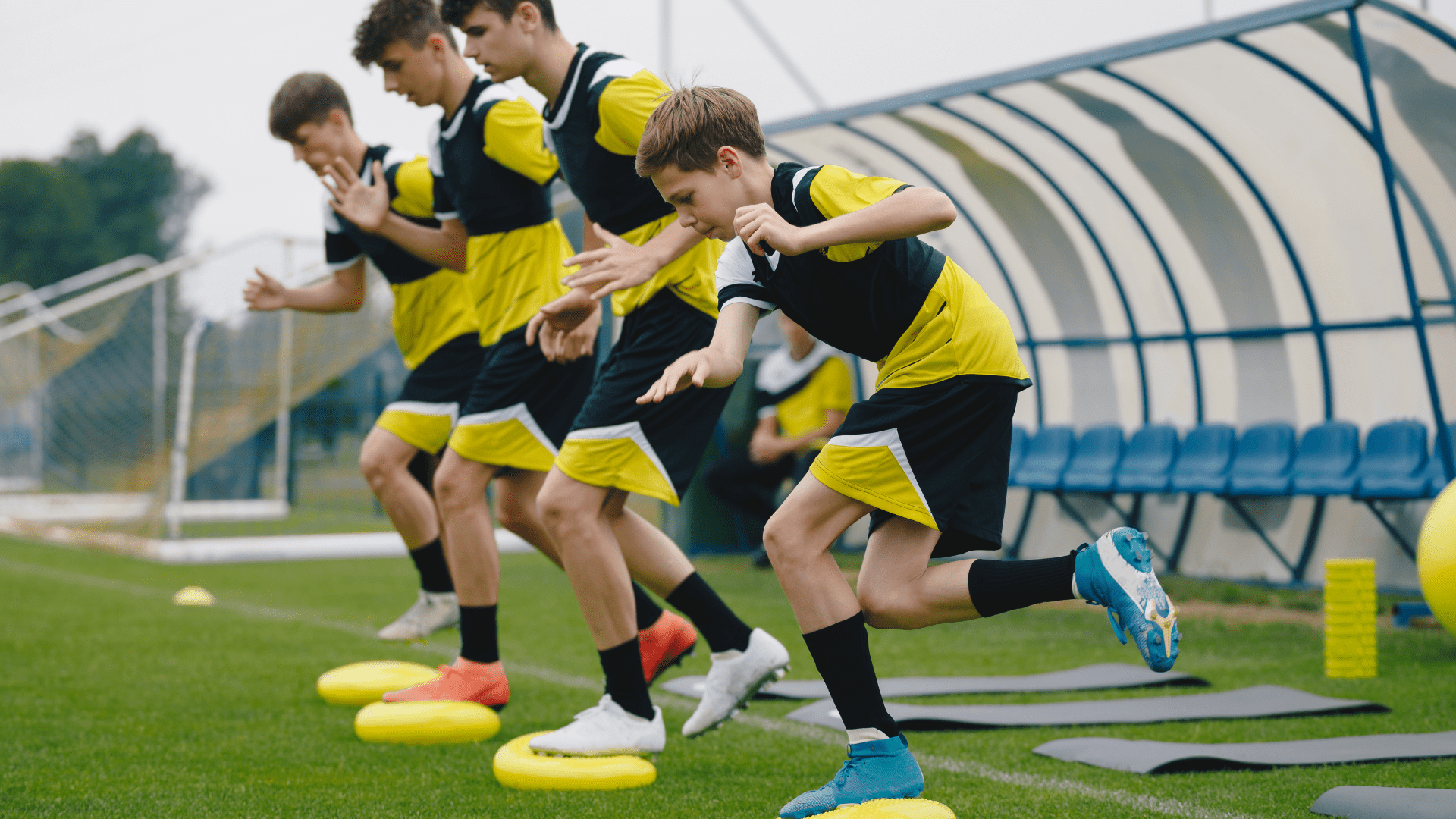 Piłkarze stojący na poduszce sensorycznej