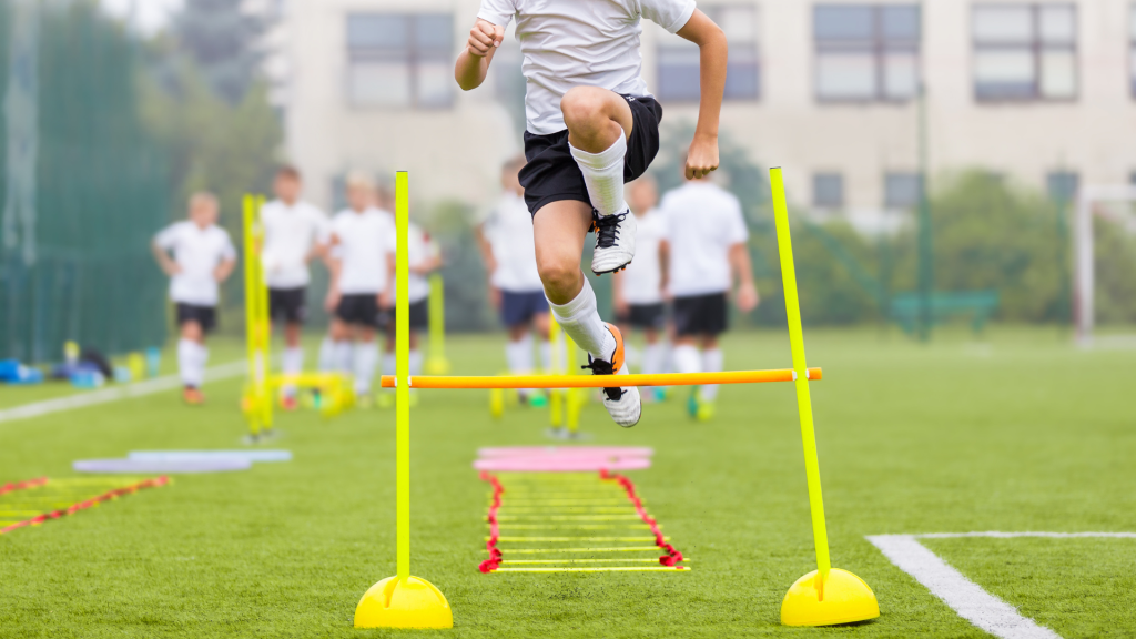 Ćwiczenia plyometryczne w treningu motorycznym piłkarzy poprawiające dynamikę i koordynację ruchową.