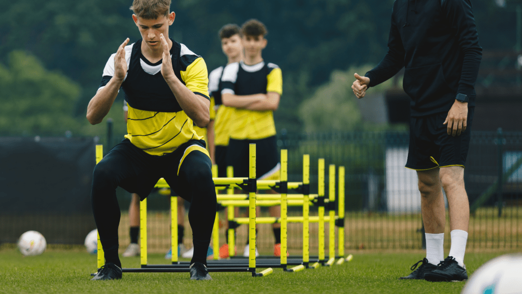 Trening motoryczny piłkarzy – przysiad poprawiający siłę nóg i stabilizację