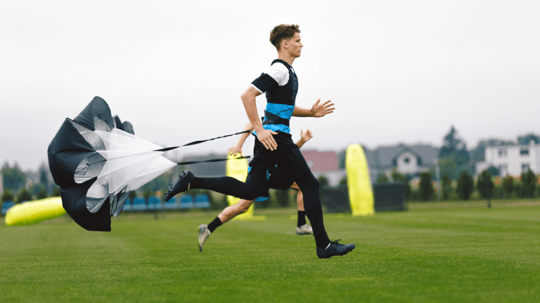 Trening motoryczny piłkarza – sprinty i ćwiczenia szybkości na boisku